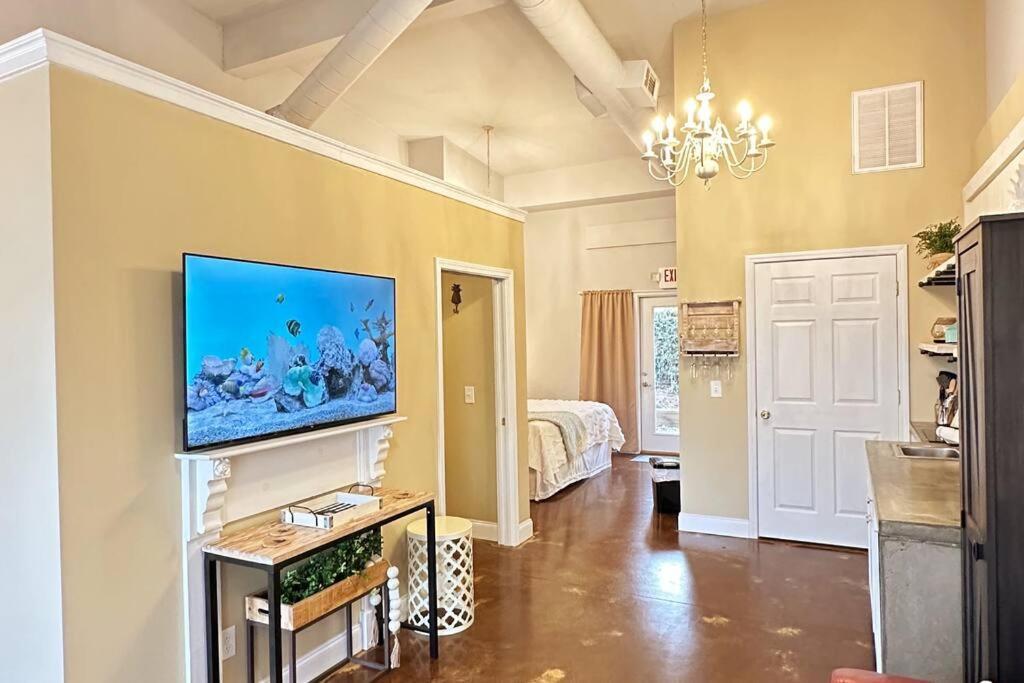 Haven At Hazel~Downtown Bungalow Demorest Экстерьер фото